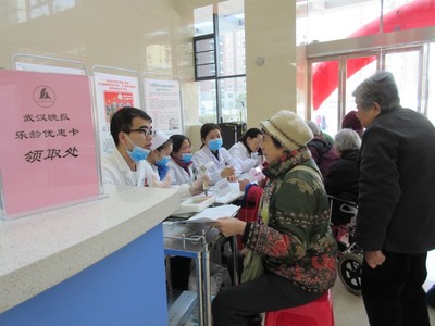 樂齡同行，健康相伴——市六醫(yī)院攜手晚報(bào)俱樂部為老人送上冬日暖陽