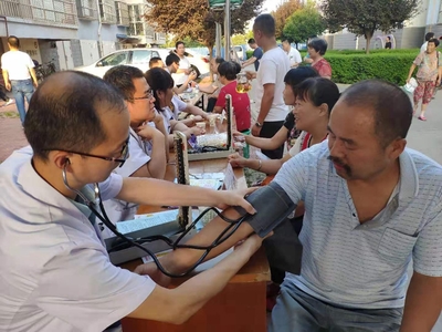 縣中醫醫院 借“夏日健康知識進萬家”宣傳服務活動普及健康咨詢